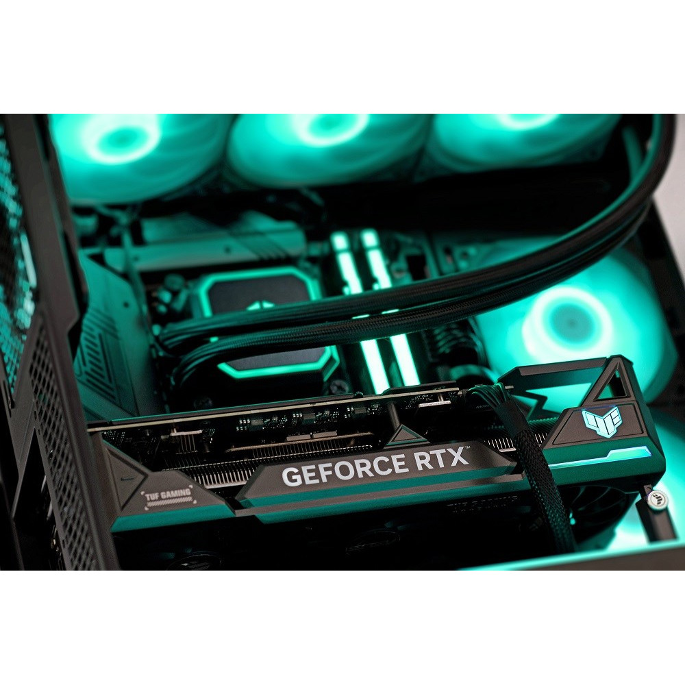 Karta graficzna komputera z napisem „GEFORCE RTX” podświetlonym na biało, wewnątrz komputera PC z zielonym oświetleniem LED.
