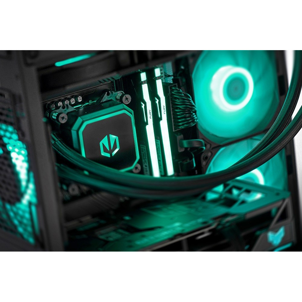 Zbliżenie komputera PC z świecącymi zielono-niebieskimi światłami RGB na wentylatorach i podzespołach.
