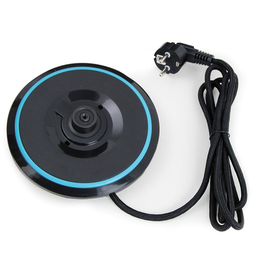 Czarna podstawa czajnika elektrycznego z niebieską obwódką i czarnym kablem zasilającym z wtyczką.