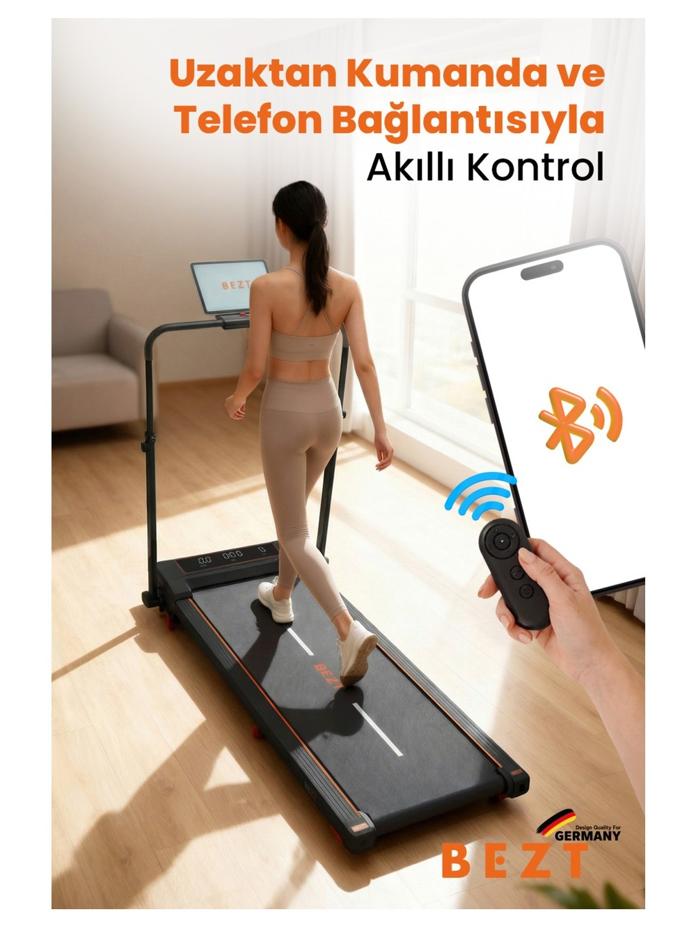 Bir kadın koşu bandında yürüyor, bir elinde akıllı telefona bağlı uzaktan kumanda var.