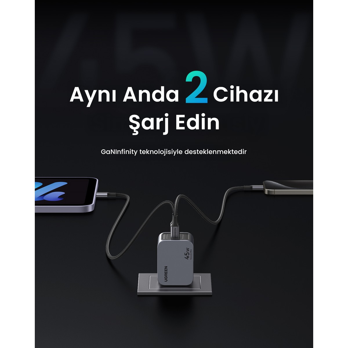 Duvara takılı gri şarj cihazı, iki cihazı aynı anda şarj ediyor.
