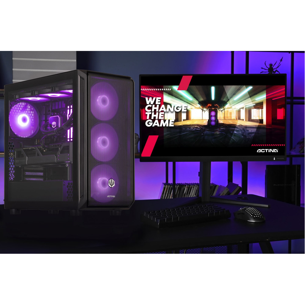 Un PC da gaming nero con illuminazione viola accanto a un monitor che mostra grafica di gioco.