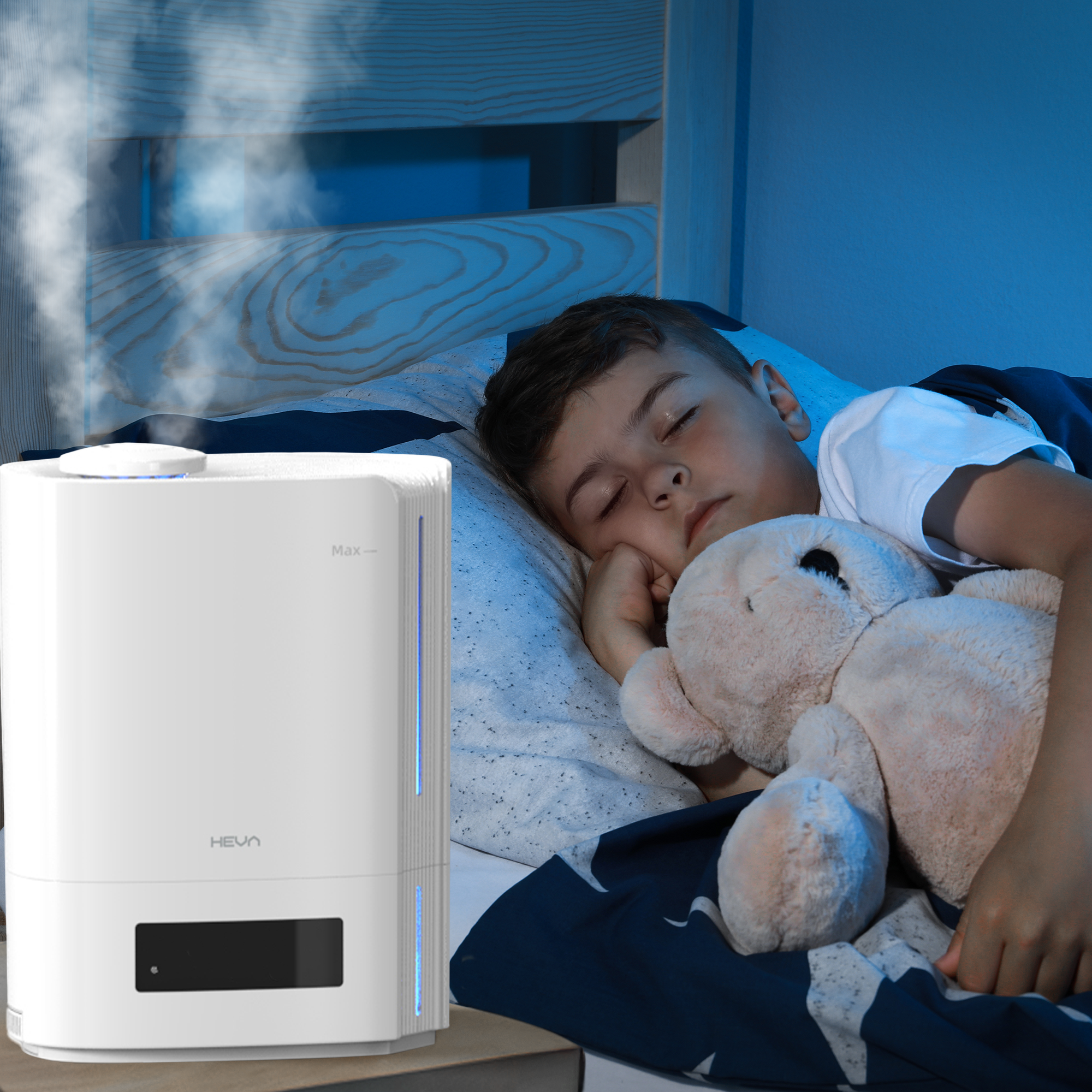 Biały nawilżacz wypuszcza mgłę obok śpiącego chłopca ściskającego pluszowego misia w ciemnym pokoju.