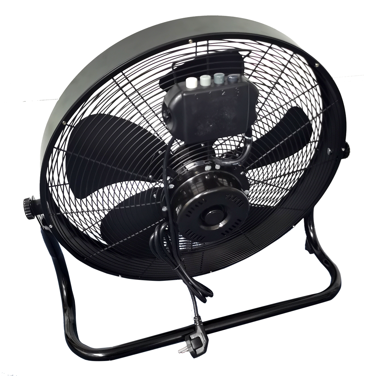 Czarny wentylator podłogowy z metalowymi kratkami i trzema czarnymi łopatkami.