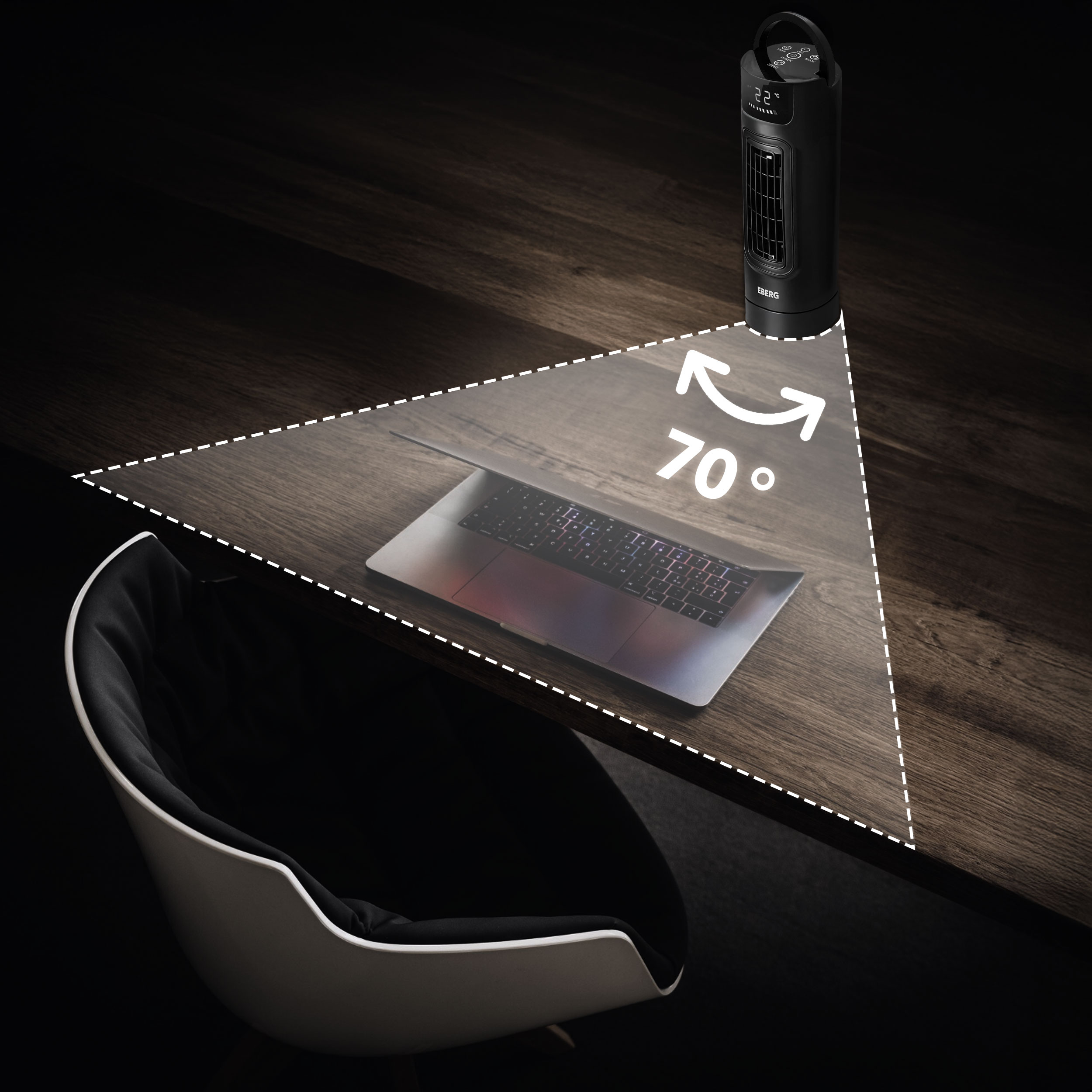 Czarny wentylator wieżowy na drewnianym stole obok laptopa i krzesła.