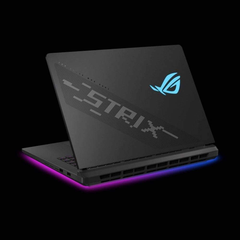 Czarny laptop z podświetlanym logo ROG i napisem Strix. Fioletowe i niebieskie podświetlenie.