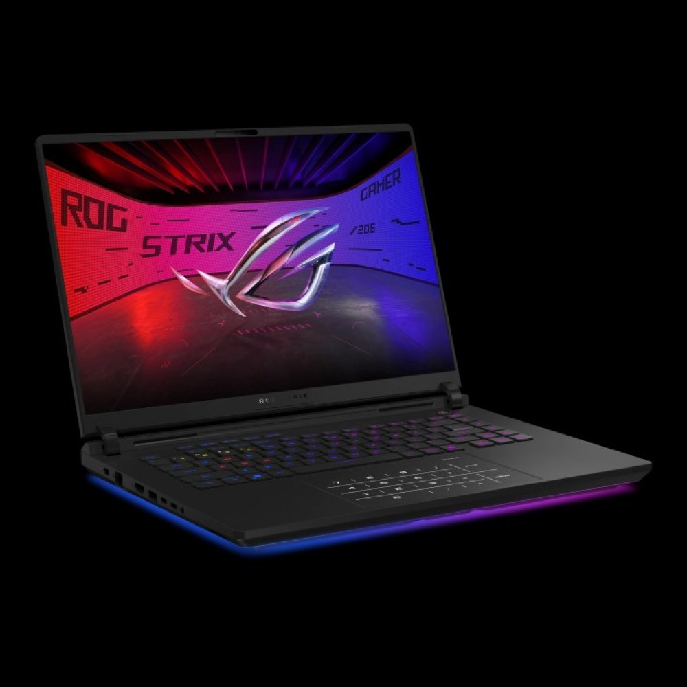 Czarny laptop gamingowy z podświetleniem RGB na klawiaturze i podstawie. Ekran pokazuje logo ROG.