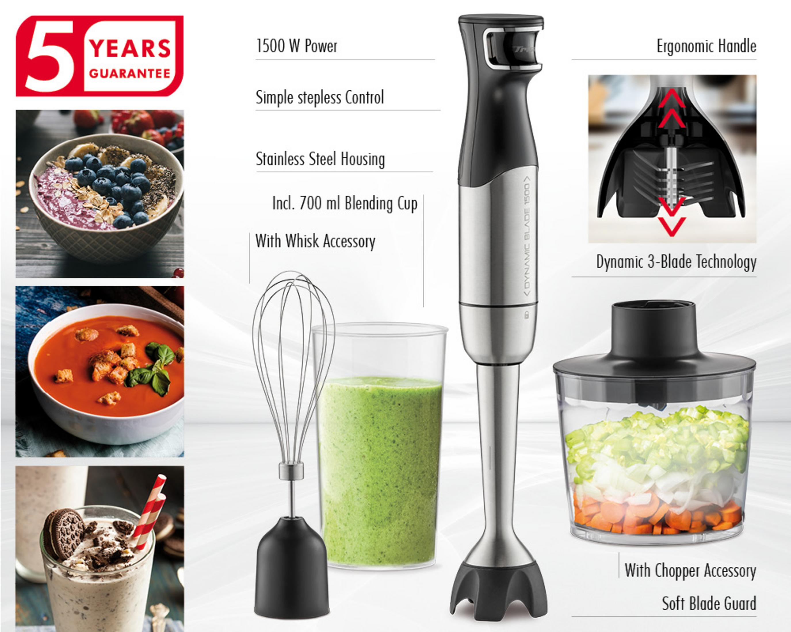 Ein Handmixer mit Zubehör, daneben Schüssel mit Beeren, Suppe und Shake.