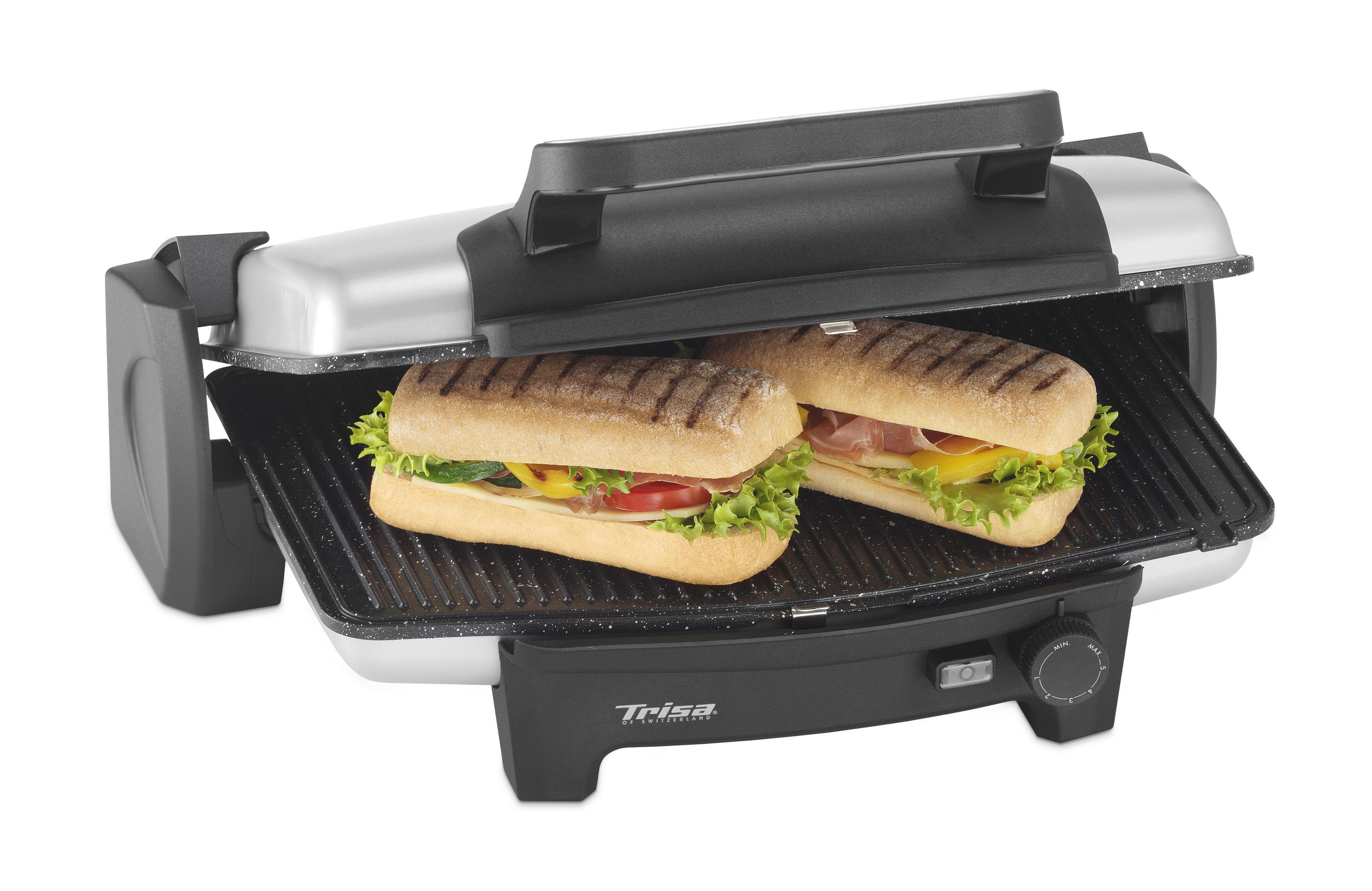 Zwei gegrillte Sandwiches auf einem geöffneten Kontaktgrill mit schwarzen Grillplatten.
