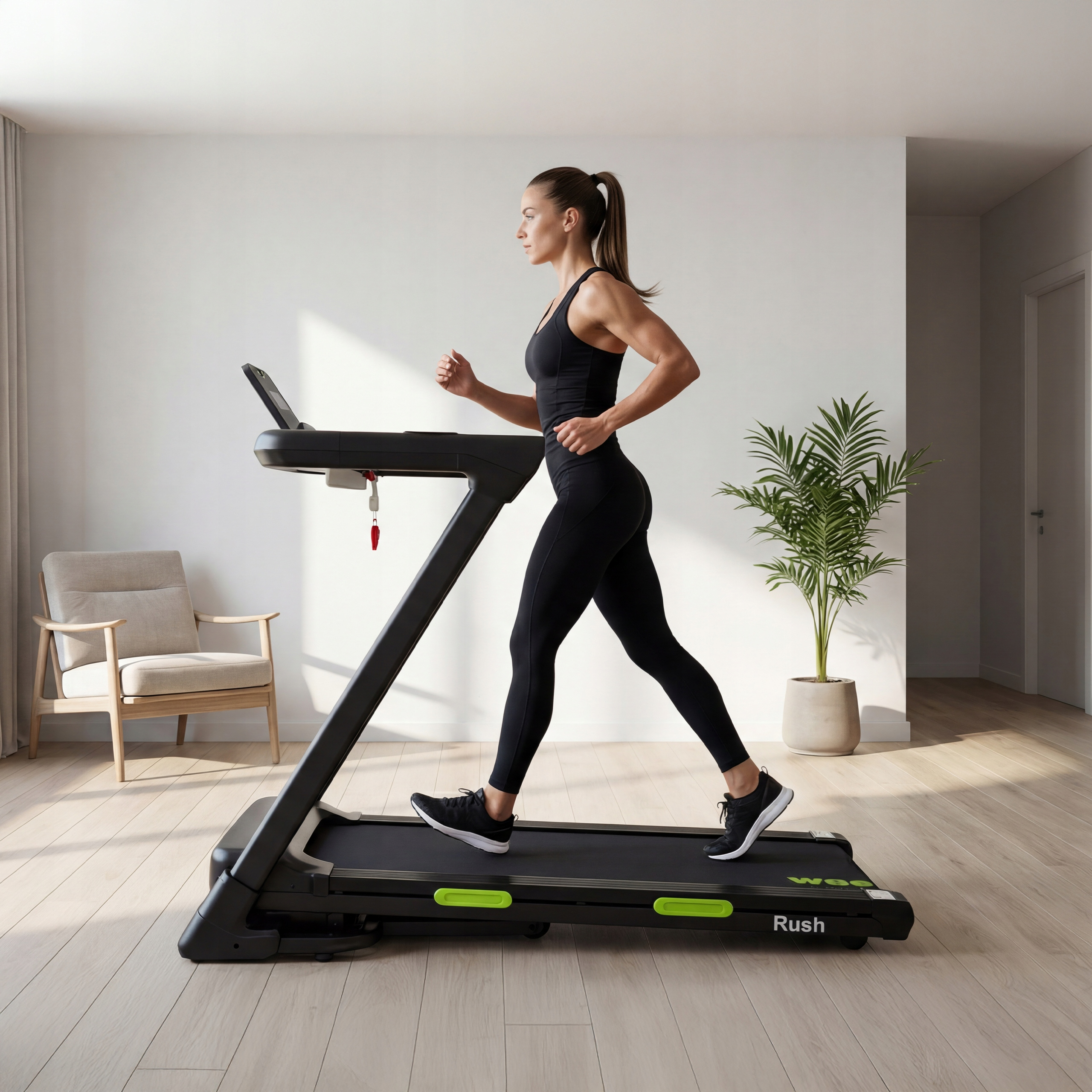 Kobieta w czerni biegnie na bieżni w jasnym pokoju z krzesłem i rośliną.