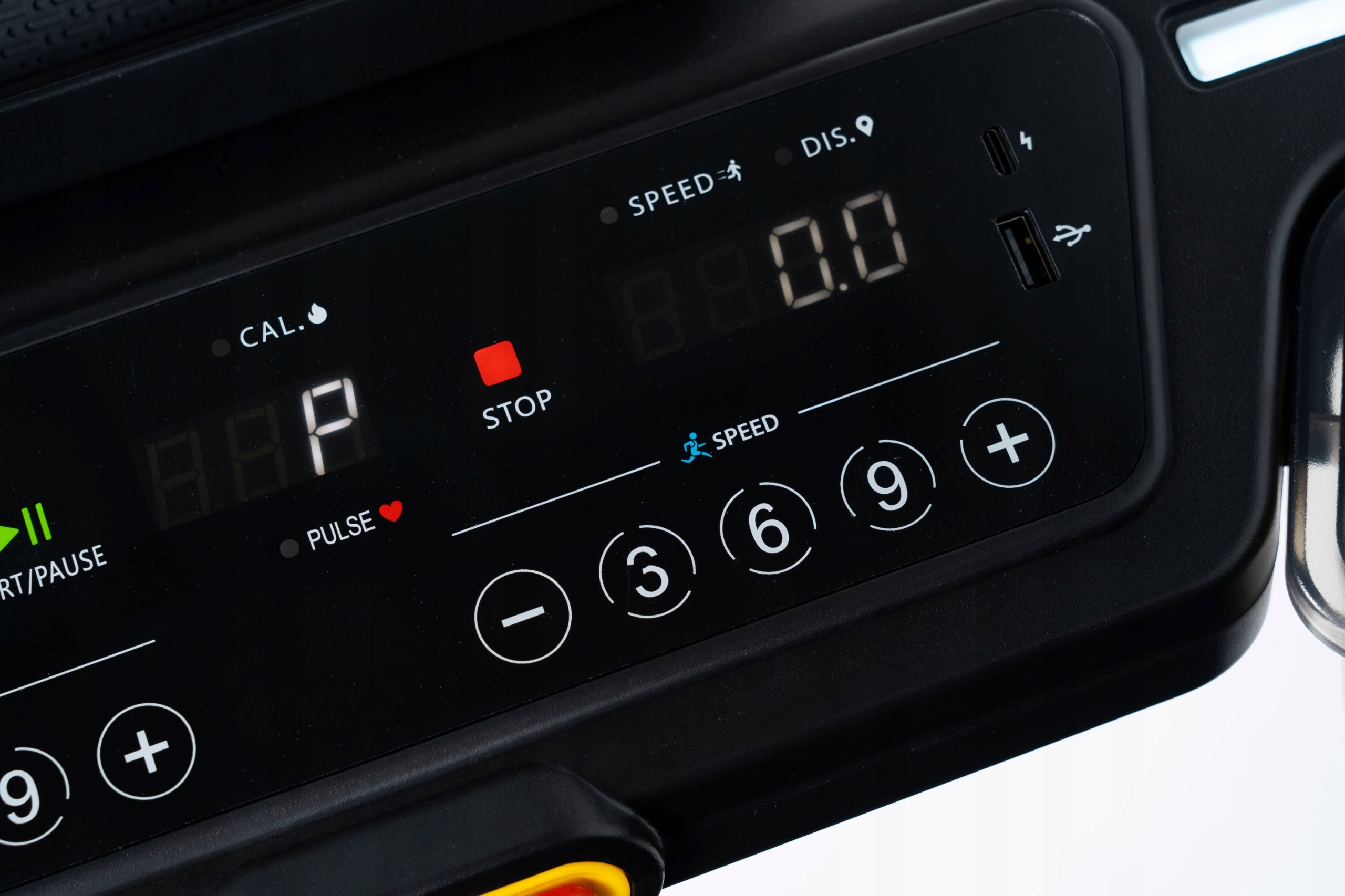 Konsola bieżni pokazuje prędkość, dystans, kalorie, puls i przycisk stop.