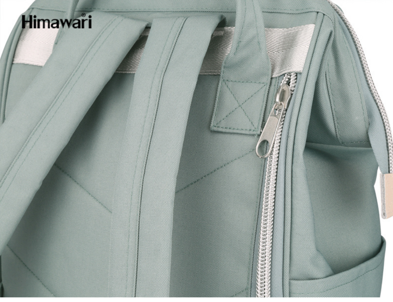 Zbliżenie na szałwiowozielony plecak pokazujący paski na ramię i zamek błyskawiczny.