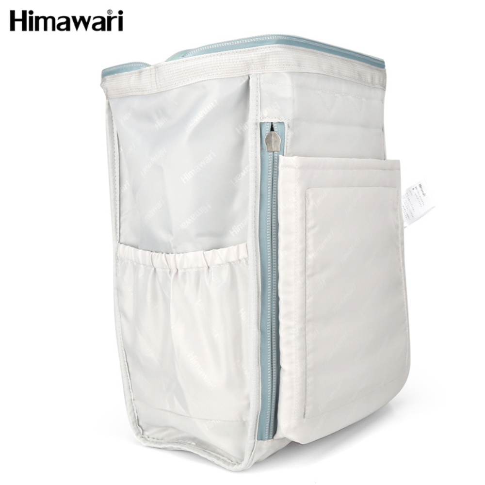 Biała torba z niebieskimi zamkami i zewnętrznymi kieszeniami.