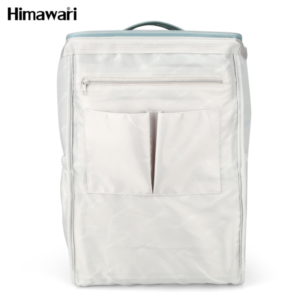 Biały plecak z dwiema otwartymi kieszeniami z przodu i jedną zapinaną na zamek.