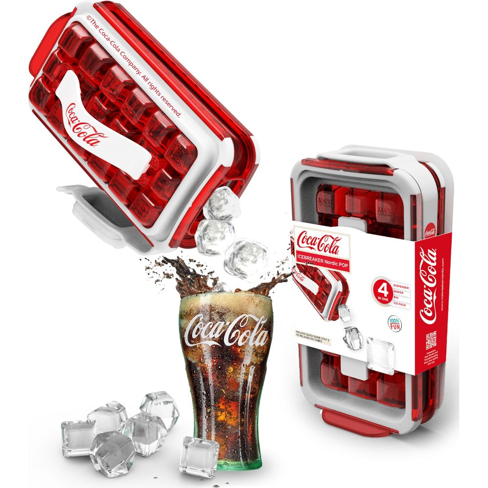 La vaschetta per cubetti di ghiaccio Coca-Cola eroga ghiaccio in un bicchiere di Coca. Cubetti sparsi intorno.