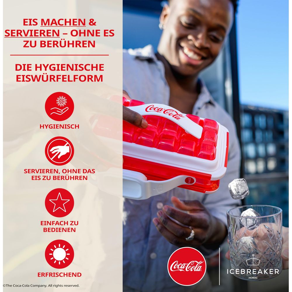 Uomo tiene vassoio cubetti ghiaccio Coca-Cola, versa ghiaccio in bicchiere.