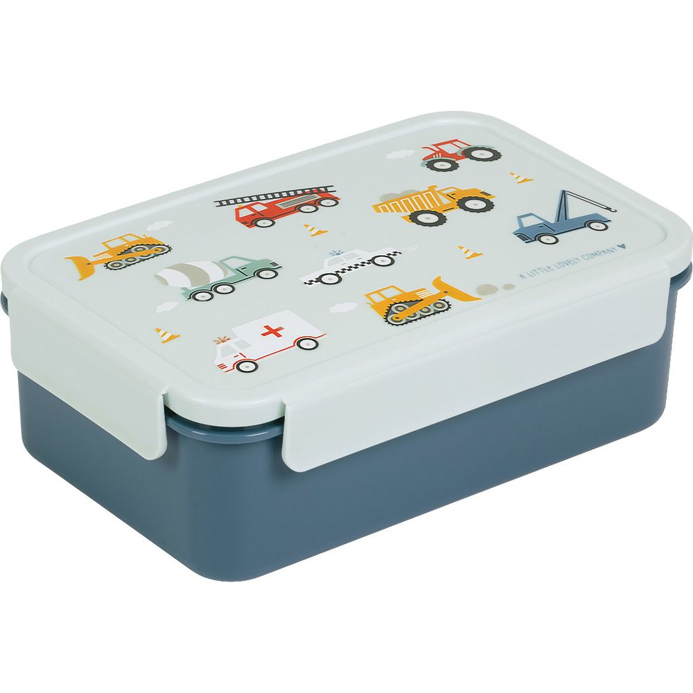 Un lunchbox blu e bianco con coperchio azzurro raffigurante veicoli a cartoni animati come un camion dei pompieri.