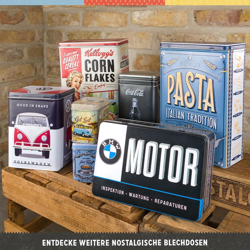 Varie lattine vintage con marchi come VW, Kellogg's, Coca-Cola, BMW e Pasta.