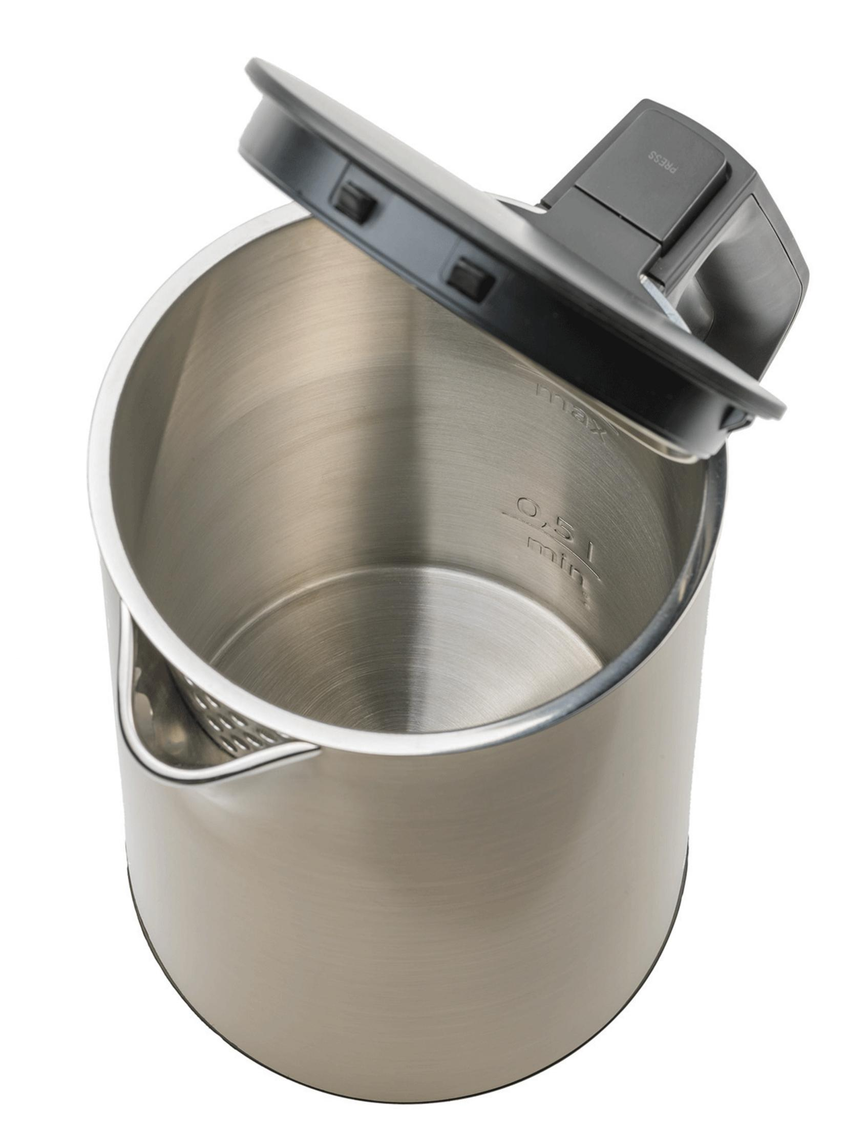 Ein silberner Wasserkocher mit offenem schwarzem Deckel, Markierungen für max/min.
