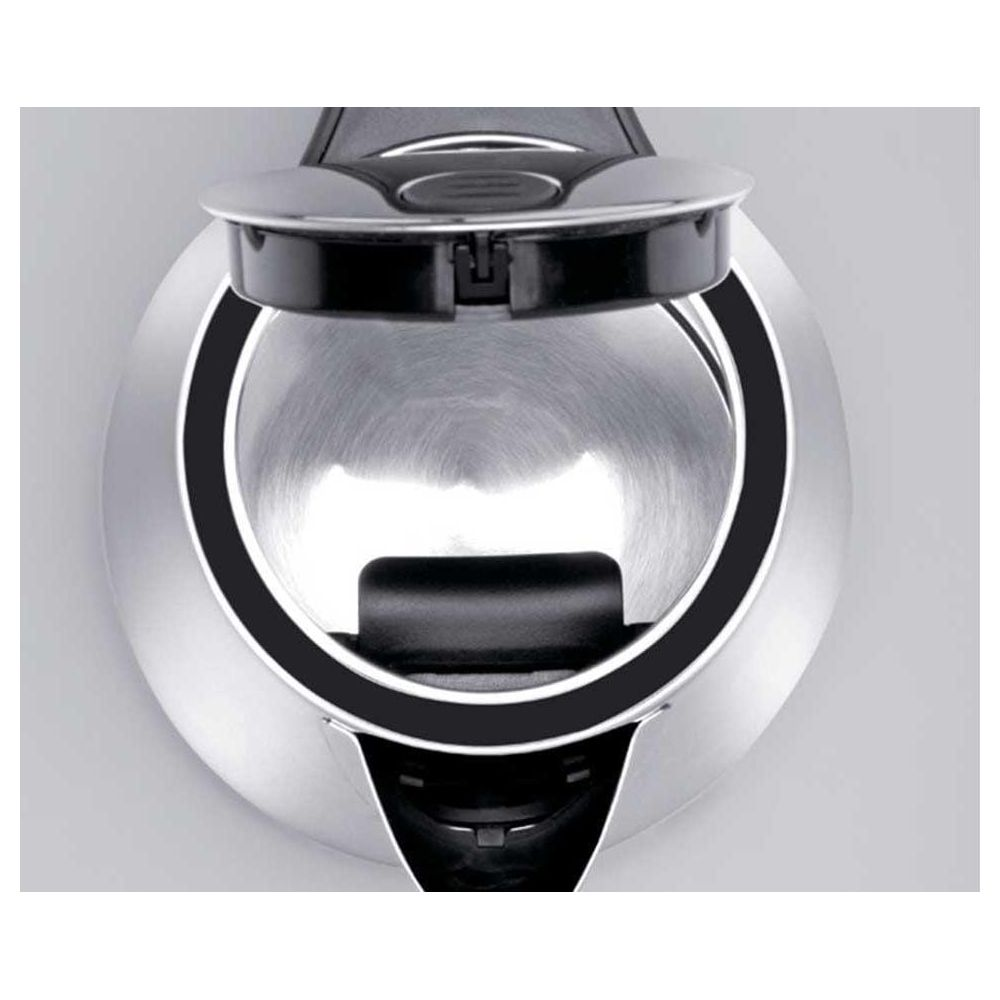 Oberansicht eines silbernen Wasserkochers mit offenem Deckel und schwarzem Griff.