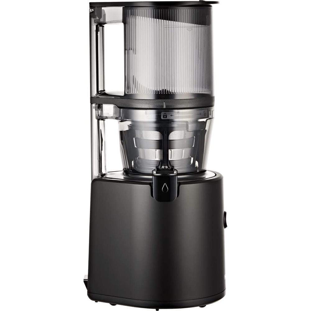 Une centrifugeuse noire avec récipient transparent et filtre argenté.
