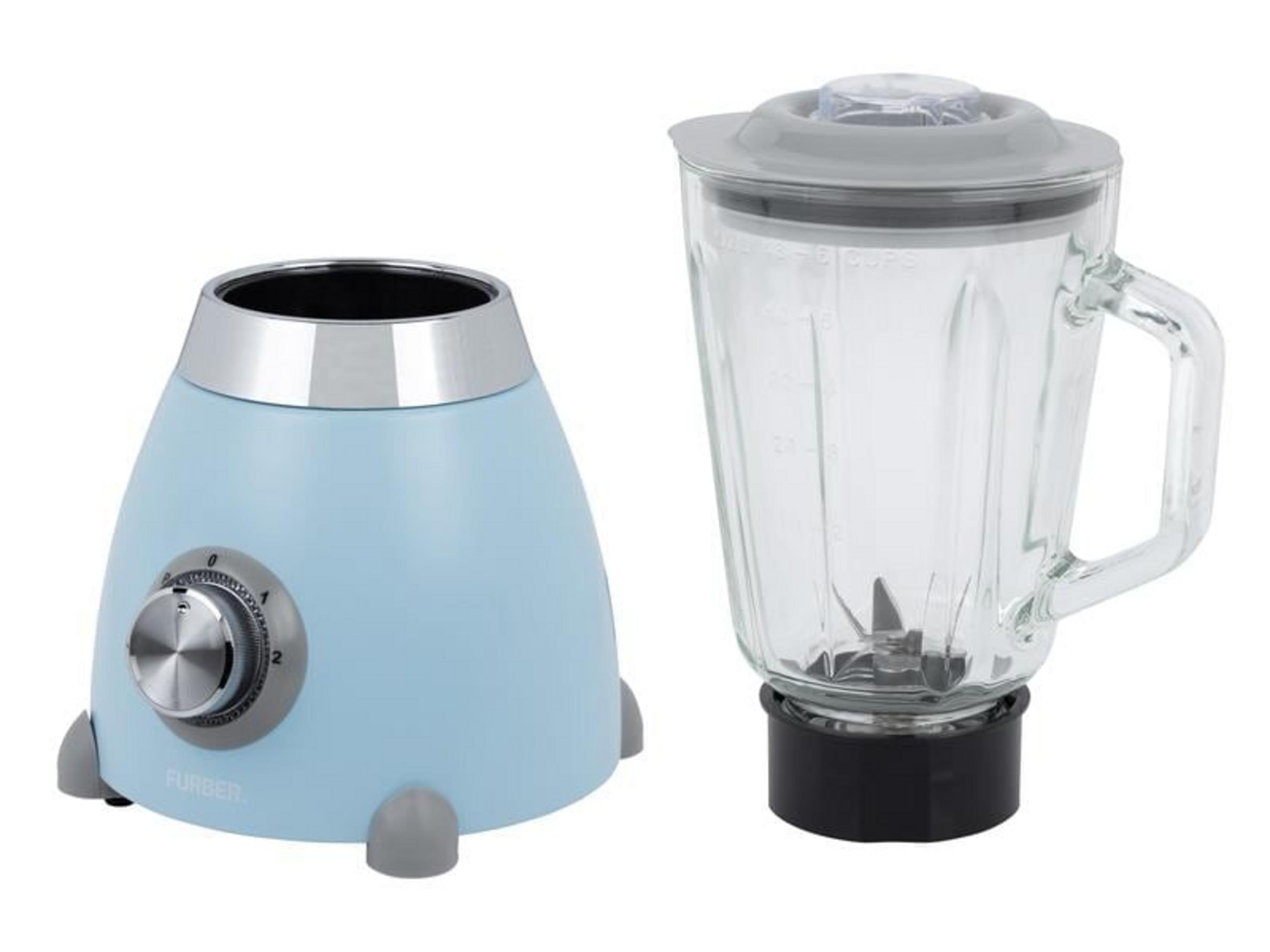 Base frullatore azzurro con collare argentato e caraffa frullatore in vetro con manico.