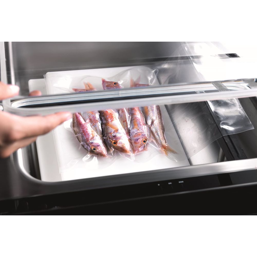 Cinq rougets en sachets sous vide dans un appareil argenté.