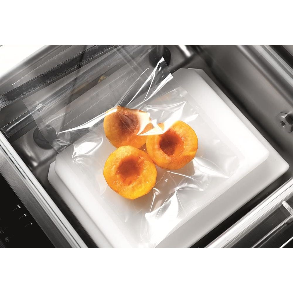 Moitiés d'abricots dans un sac sous vide sur une planche blanche.