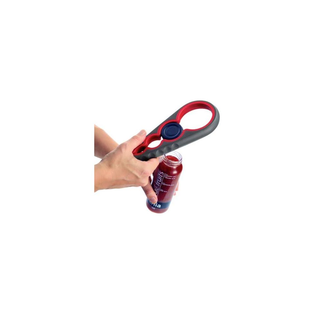 Eine Hand hält einen roten und grauen Flaschenöffner über einer Glasflasche mit rotem Saft.