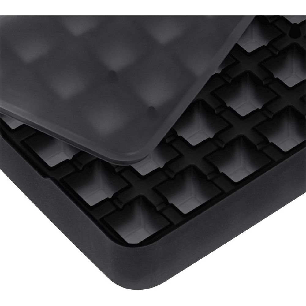 Stampo per cubetti di ghiaccio nero con coperchio, primo piano.