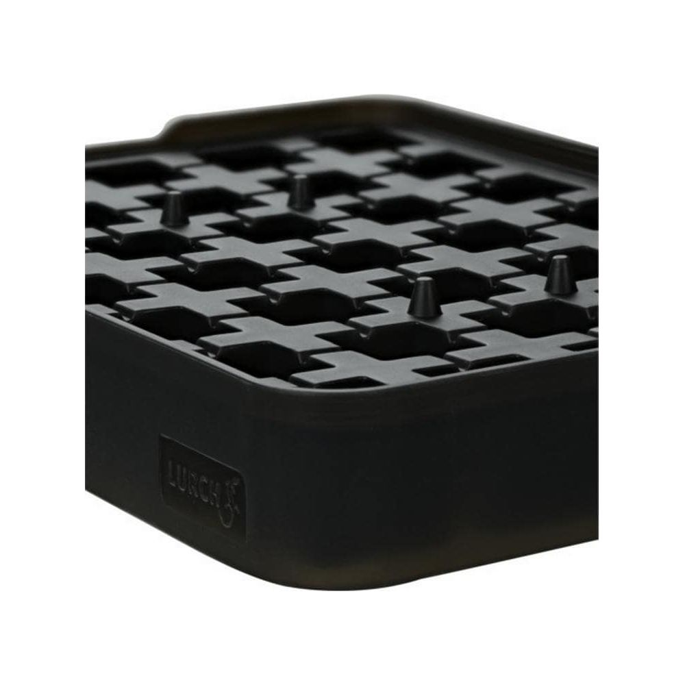 Stampo per cubetti di ghiaccio nero con motivo a croce e pioli.