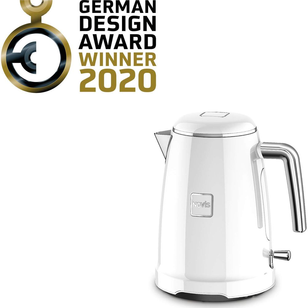 Ein weißer Wasserkocher mit silbernen Akzenten und einem deutschen Design Award 2020 Siegel.
