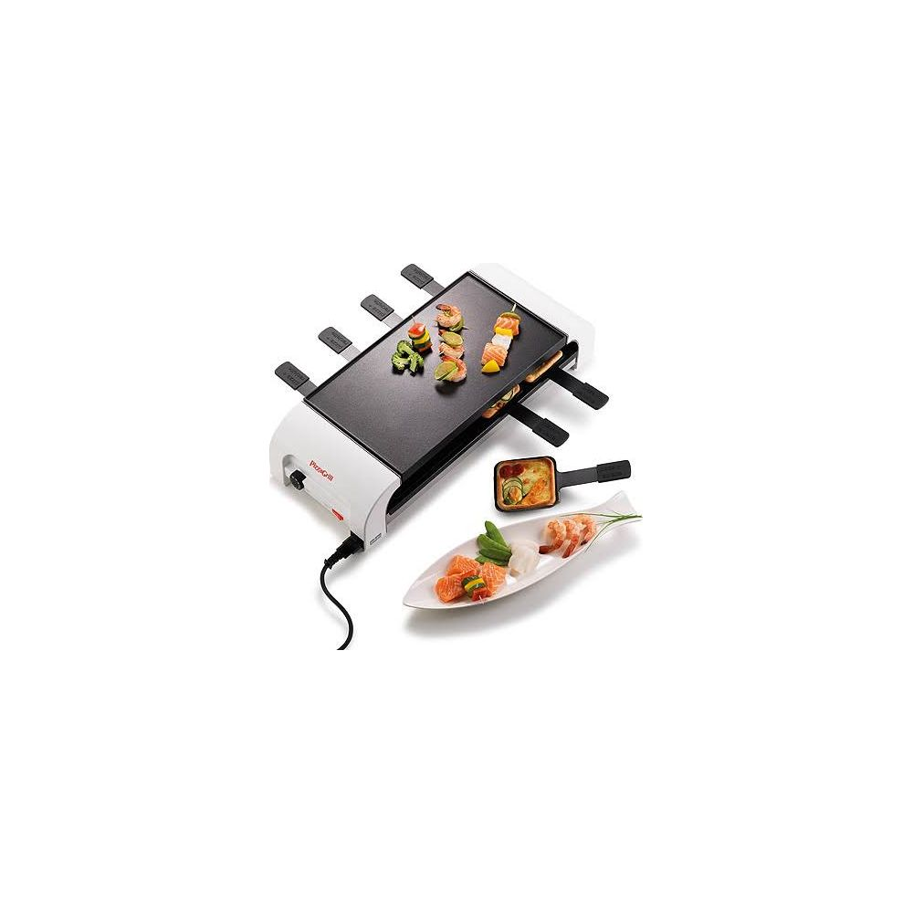 Una griglia per raclette con spiedini e un piatto a forma di pesce con gamberi e salmone.