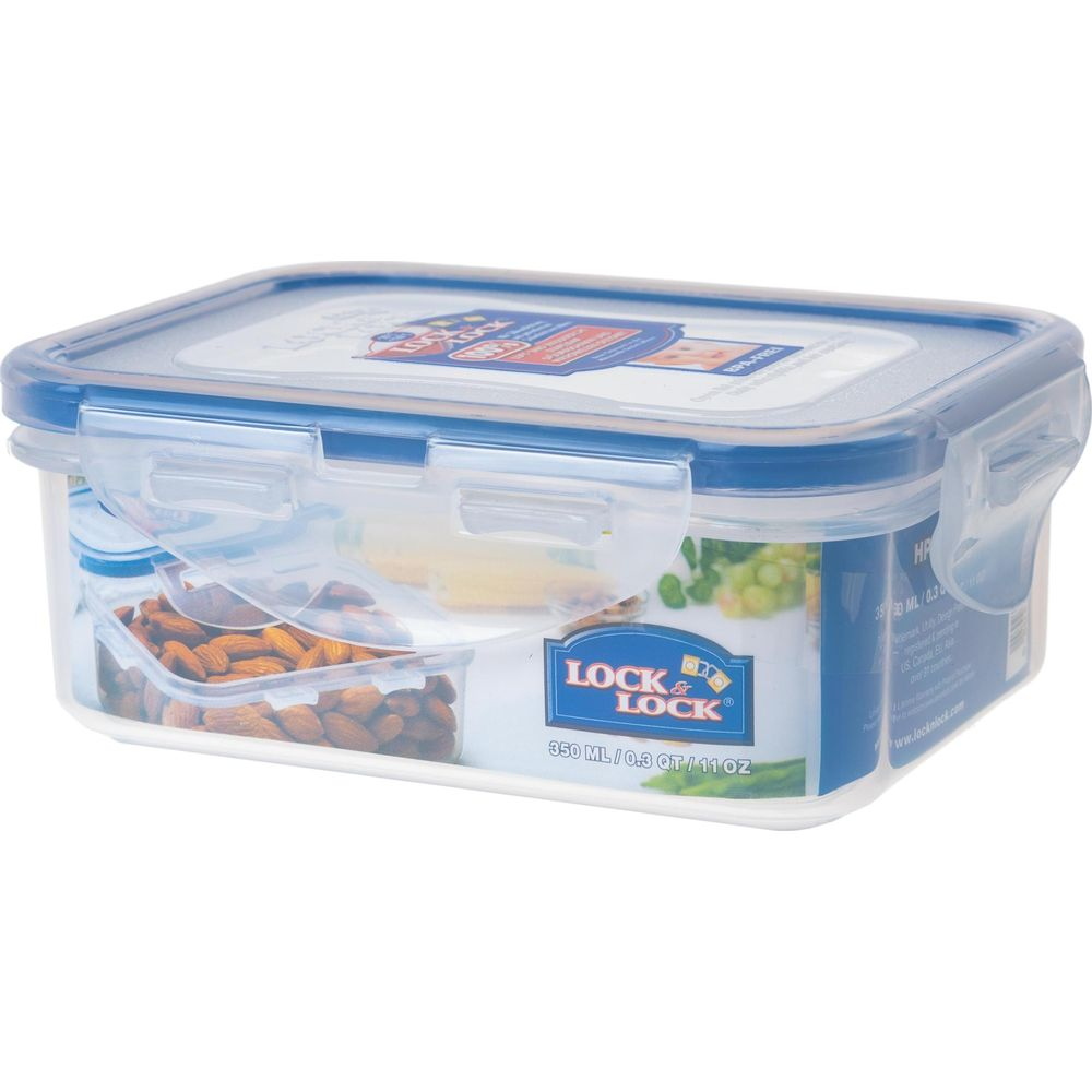 Un contenitore Lock&Lock trasparente con coperchio blu, pieno di mandorle.