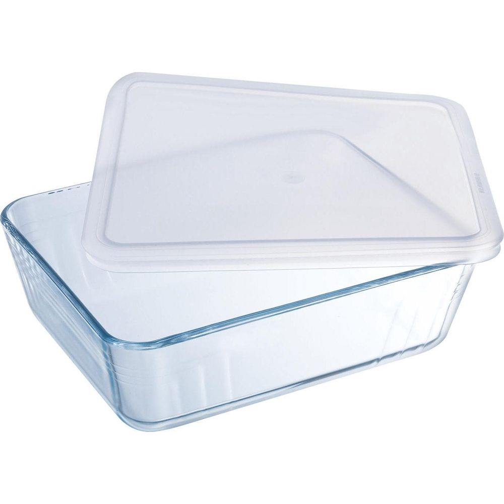 Una pirofila rettangolare in vetro con coperchio in plastica trasparente.