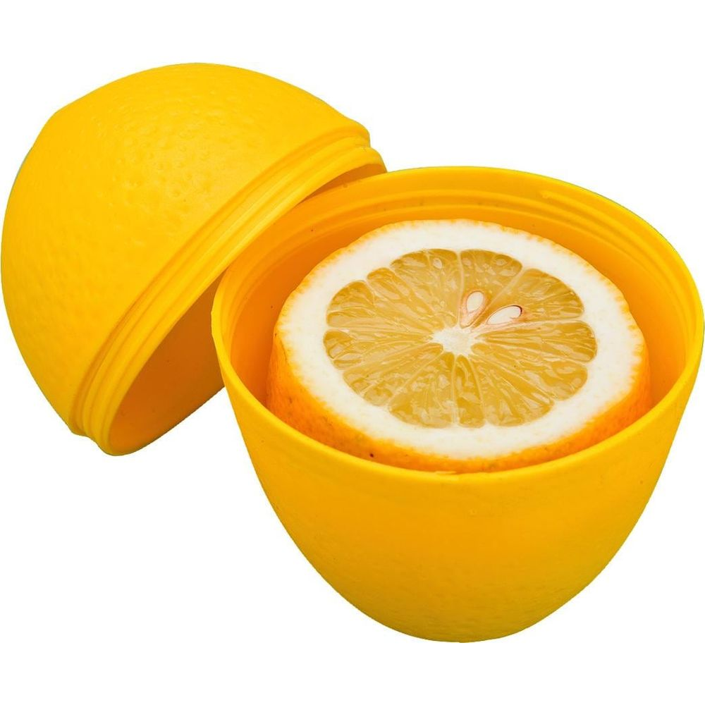 Una fetta di limone in un contenitore giallo a forma di uovo.