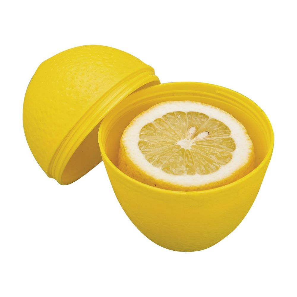 Una fetta di limone gialla in un contenitore giallo con coperchio aperto.