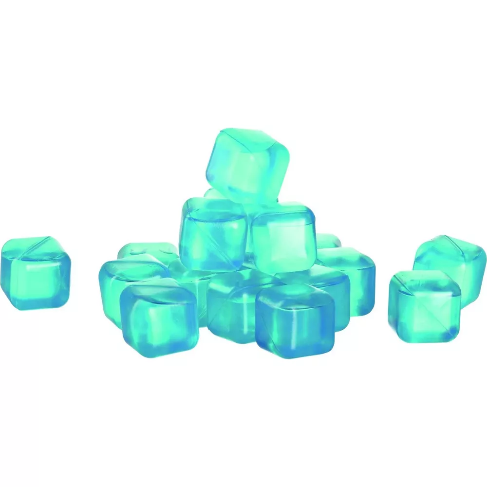 Una pila di cubetti di ghiaccio traslucidi blu-verde su sfondo bianco.