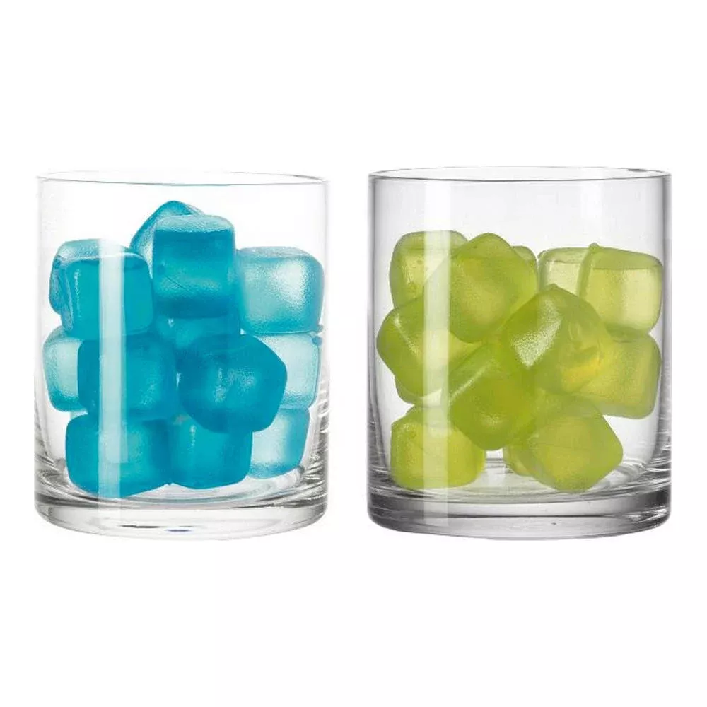 Due bicchieri pieni di cubetti di ghiaccio riutilizzabili, uno blu e uno verde.