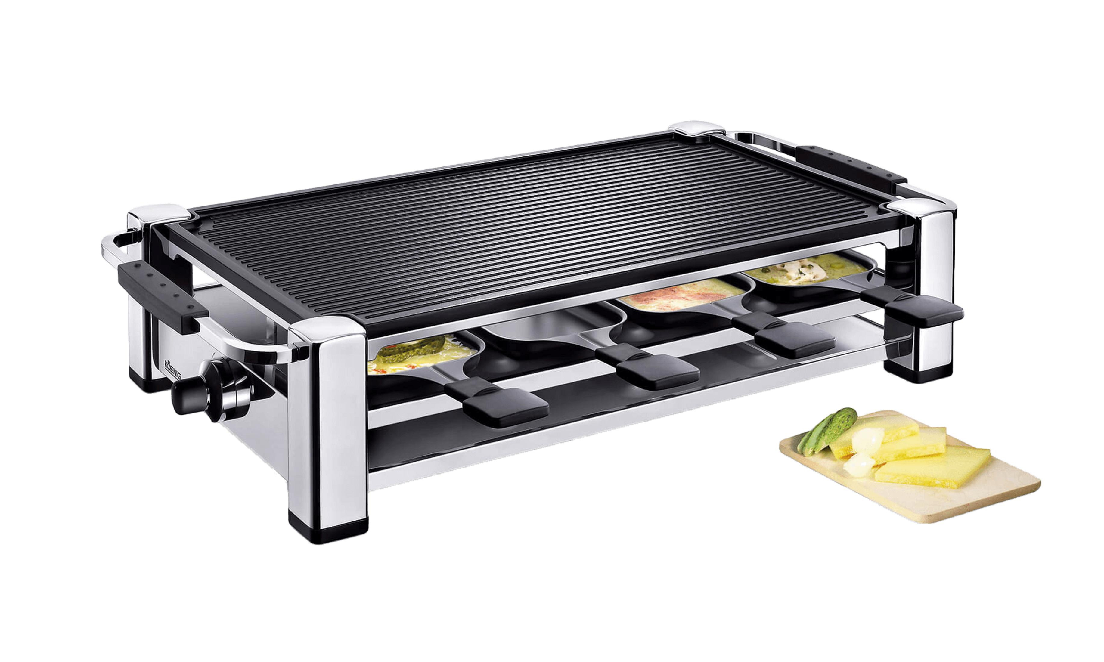 Grill Raclette con piastra, 4 padelle con cibo e formaggio su tagliere.