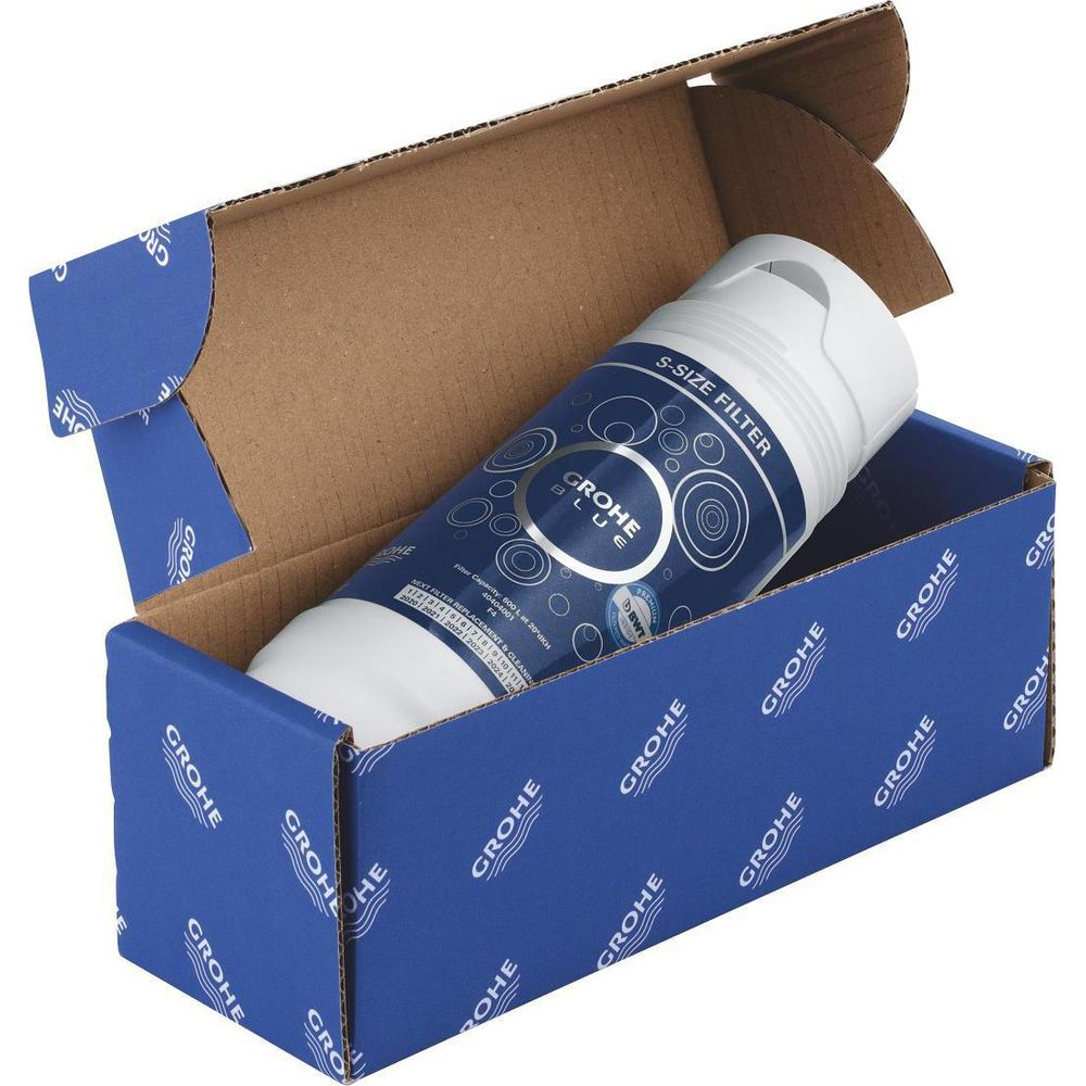 Ein weißer Grohe Blue S-Size Filter befindet sich in einer offenen blauen Pappschachtel mit Grohe-Logos.