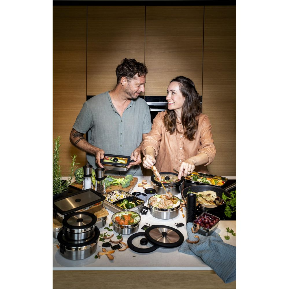 Ein Paar kocht und bereitet Essen in einem modernen Küchenambiente zu.