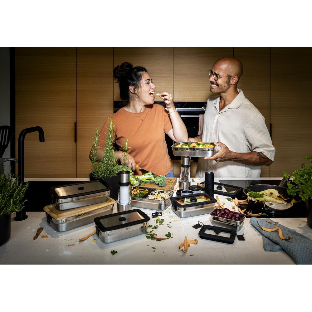 Mann und Frau kochen in der Küche mit vielen Behältern