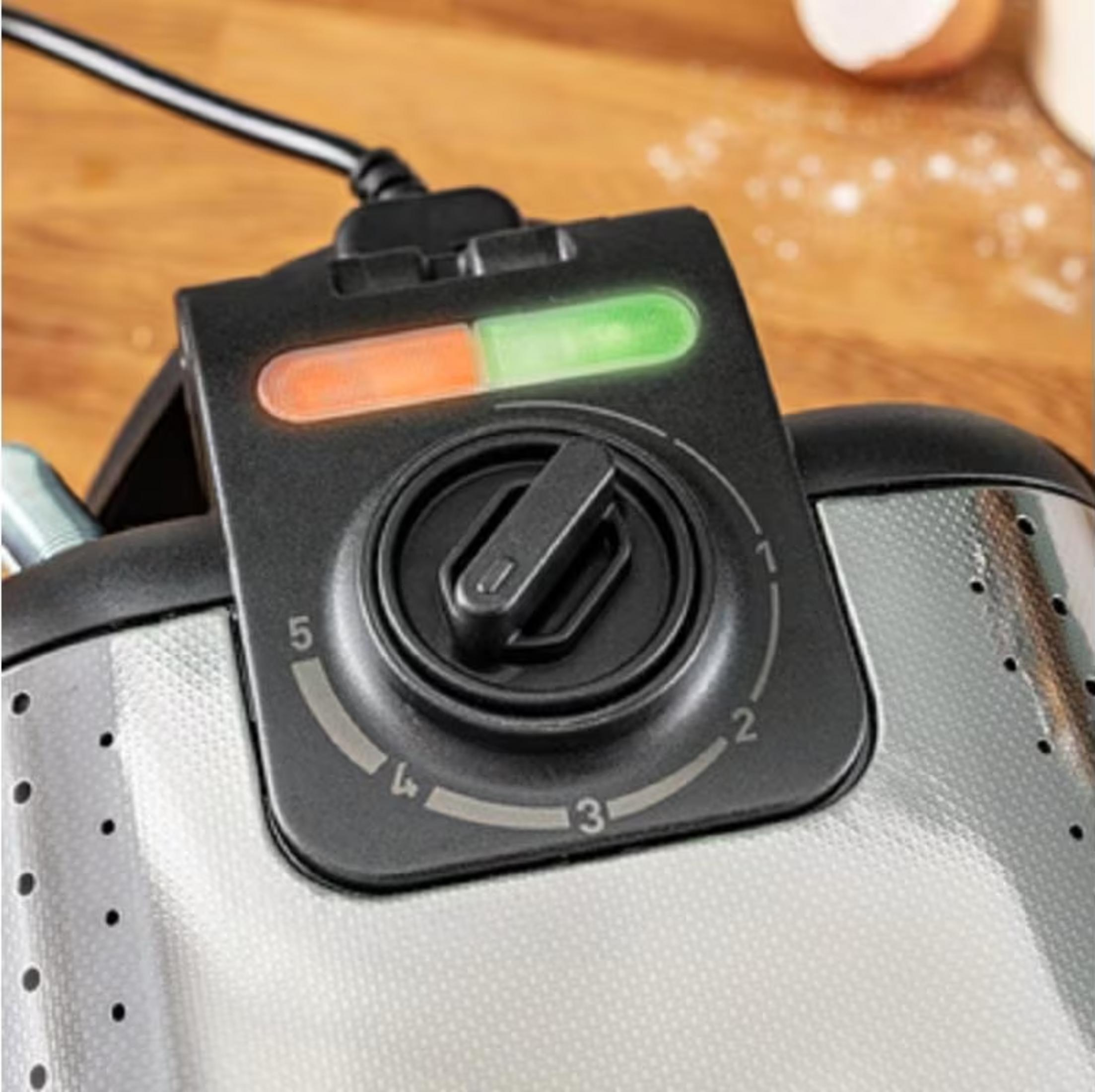 Ein elektrischer Kontaktgrill mit Temperaturregler und Ladeanzeige.