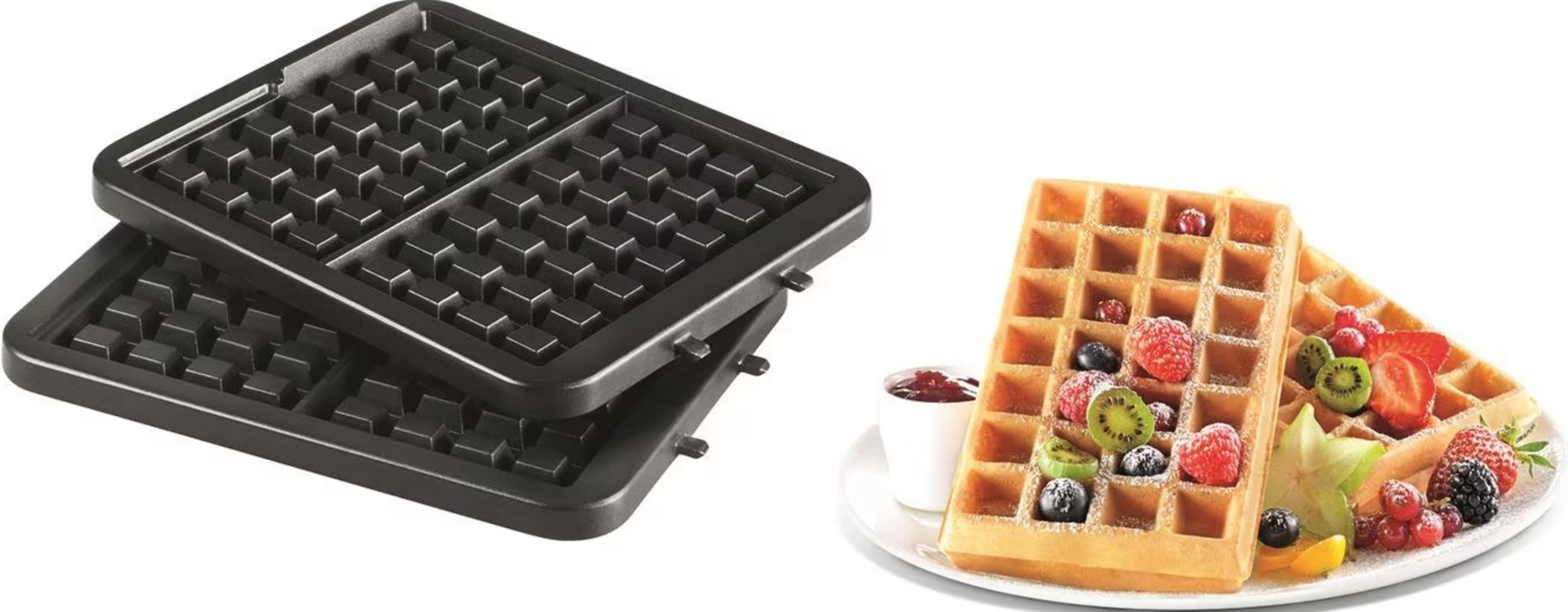 Ein leerer Waffeleisen und Waffeln mit Früchten und Puderzucker.