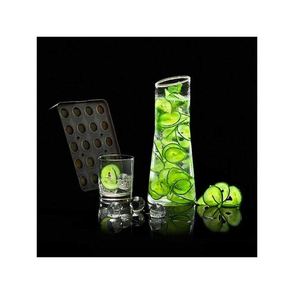 Un verre et une carafe remplis de tranches de concombre et de glaçons. Un plateau à moules à proximité.