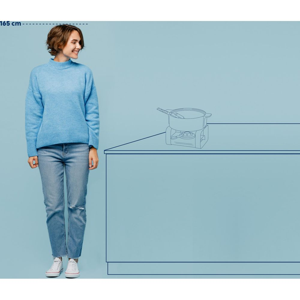 Una donna è accanto a una superficie blu con un set da fonduta.