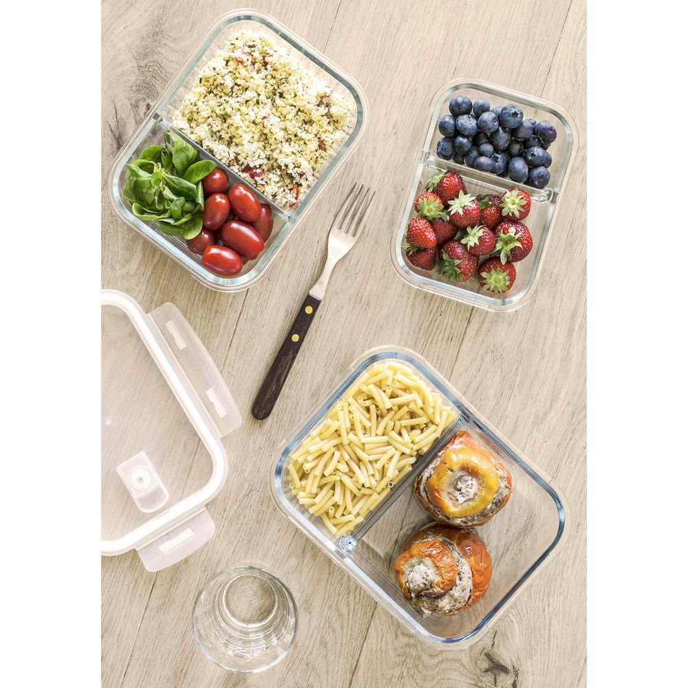 Tre contenitori in vetro con cibo: cereali, insalata, pomodori, mirtilli, fragole, pasta e peperoni ripieni.