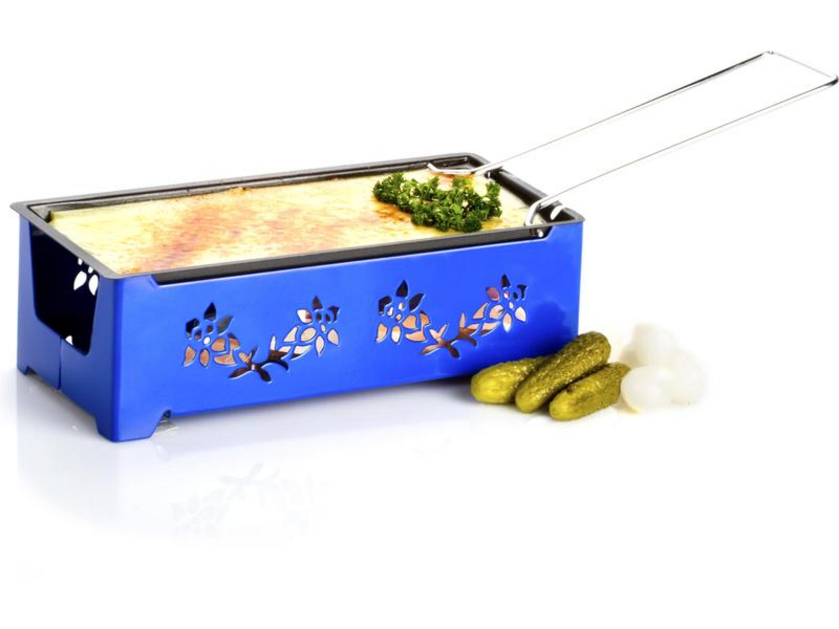 Ein blauer Raclette-Grill mit geschmolzenem Käse, Petersilie, Gurken und Zwiebeln.
