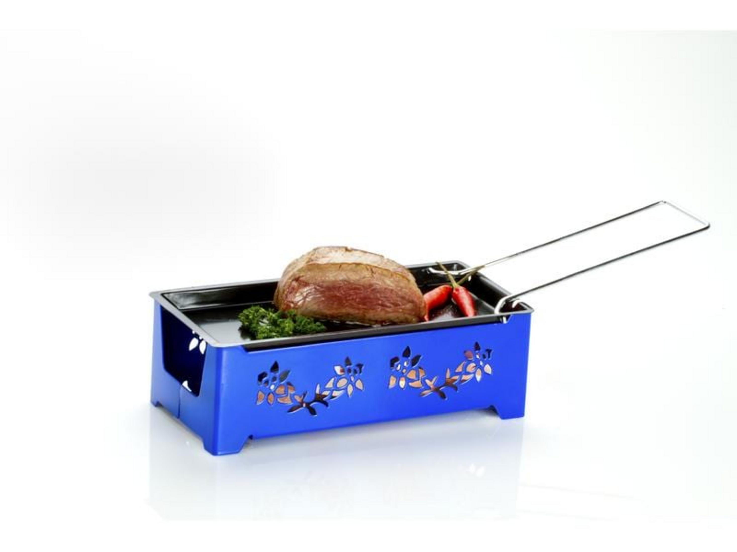 Ein gebratenes Stück Fleisch mit Petersilie und Chilis auf einem blauen Grill.